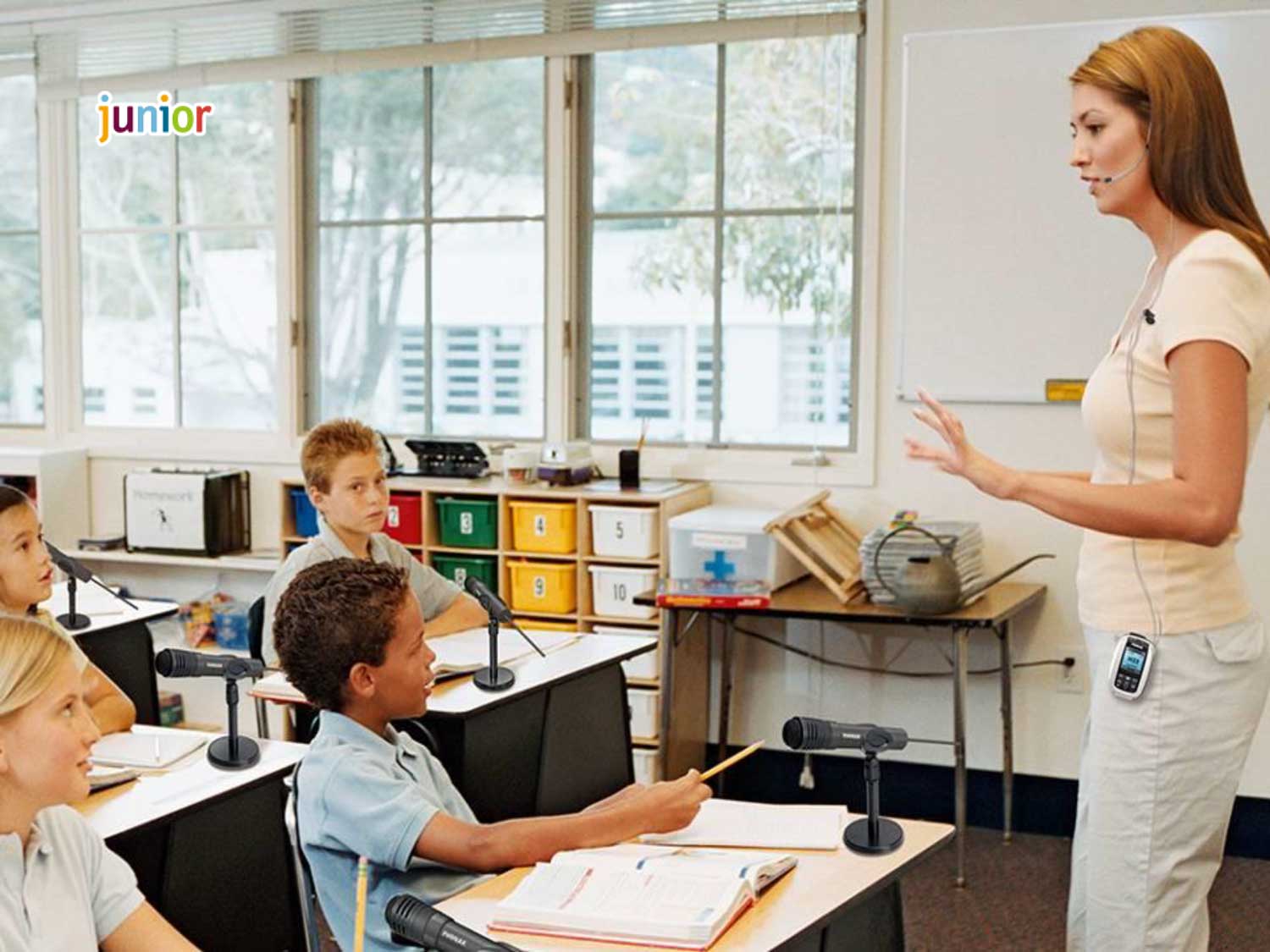 Kinder hören in der Schule